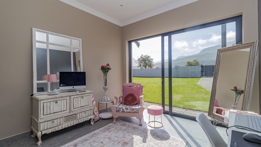 6 Bedroom Property for Sale in Heatherlands Western Cape
